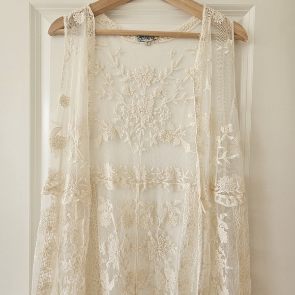 Chic Lace Vest in Cream - Picture 8 of 12